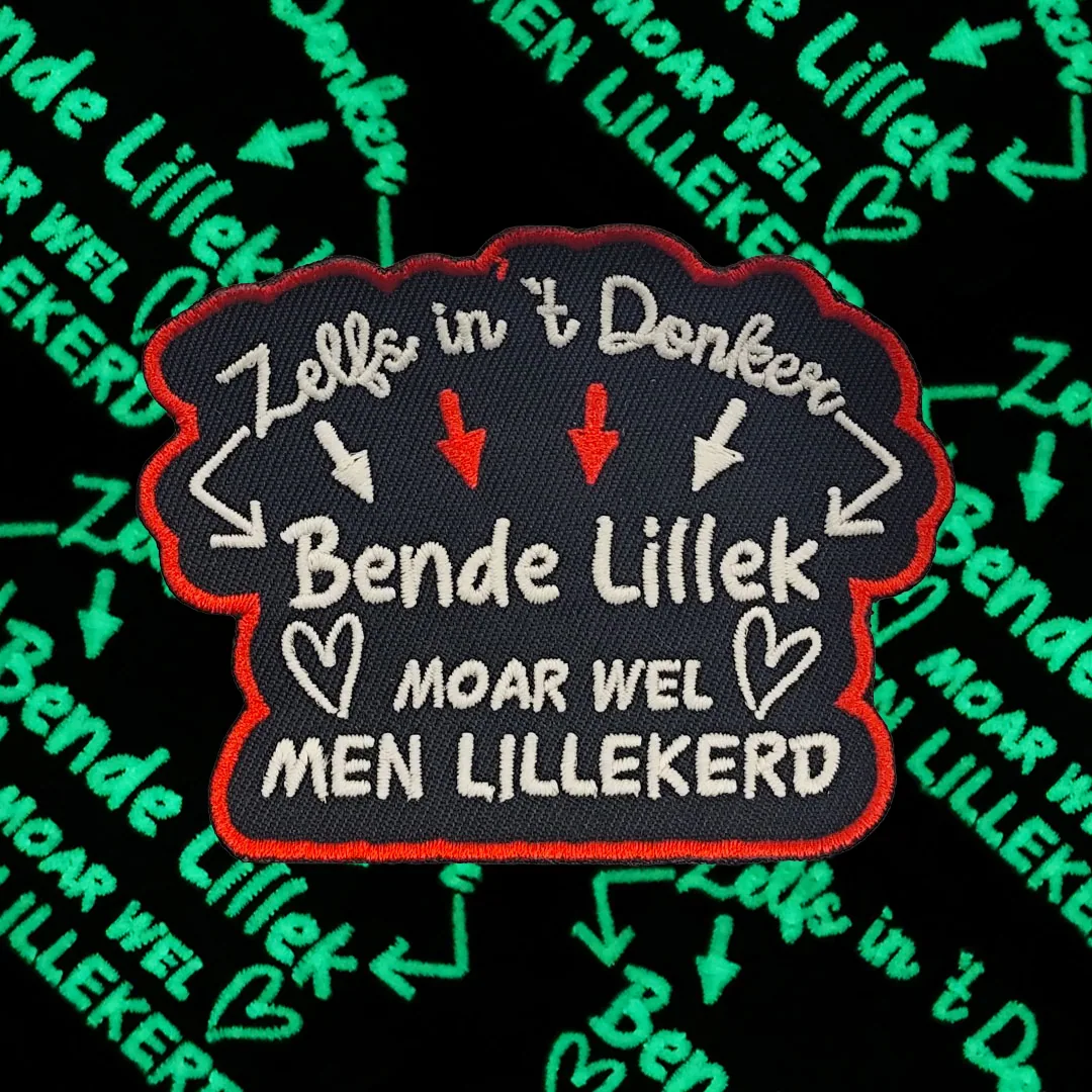 Zelfs In 't Donker Bende Lillek - Moar Wel Men Lillekerd - Glow In The Dark Embleem - Rood