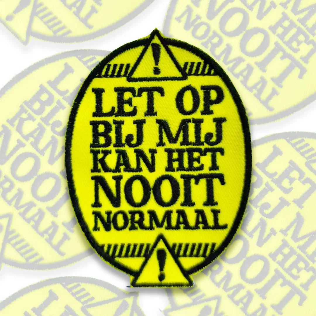 LET OP – Het Kan Bij Mij Nooit Normaal Embleem